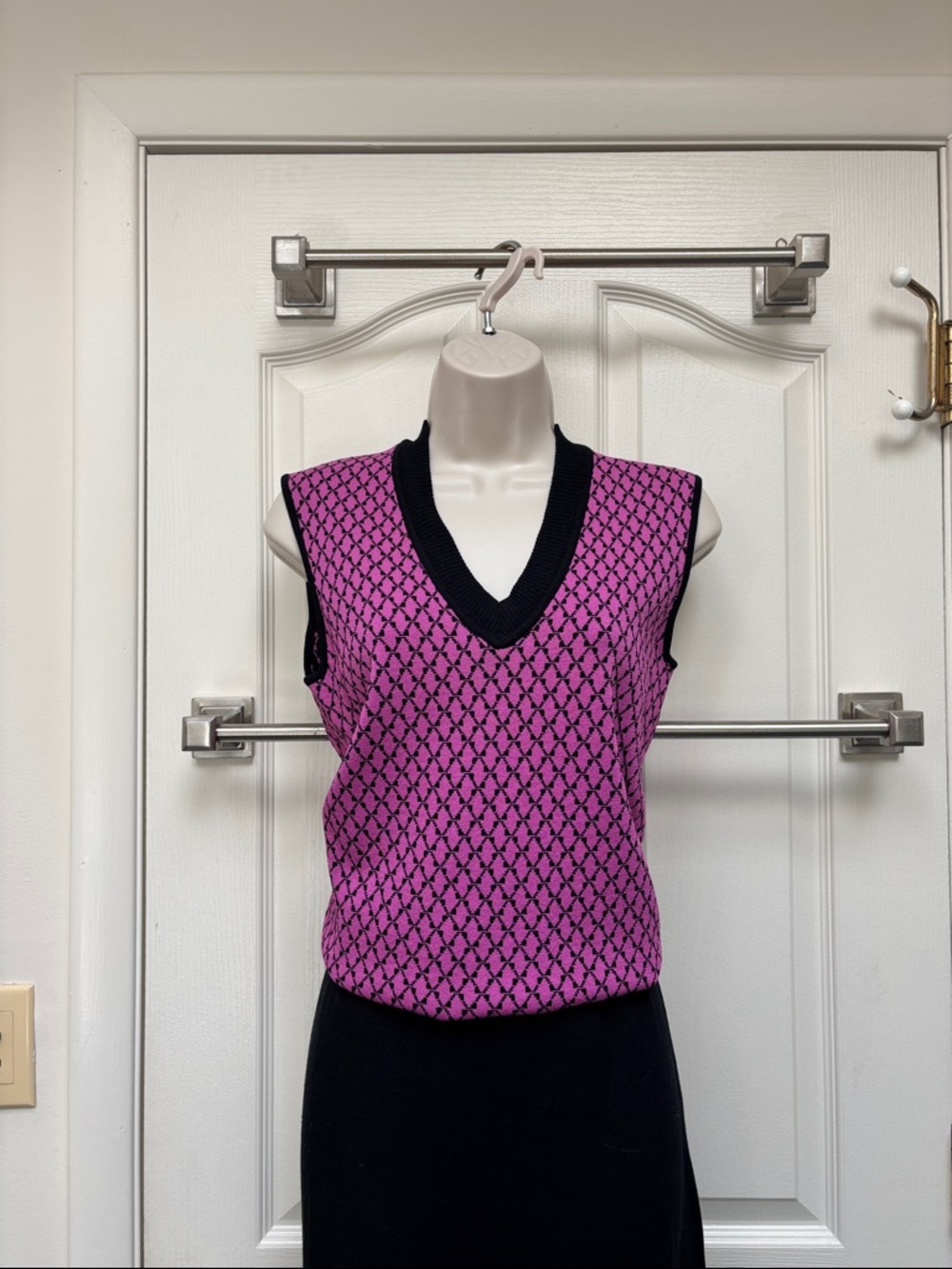 Jones New York pink and black geometric pattern top